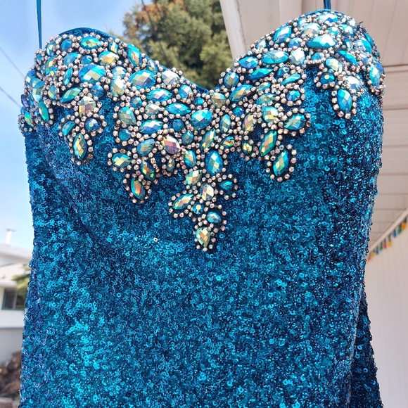 Dress - Picture 10 of 11